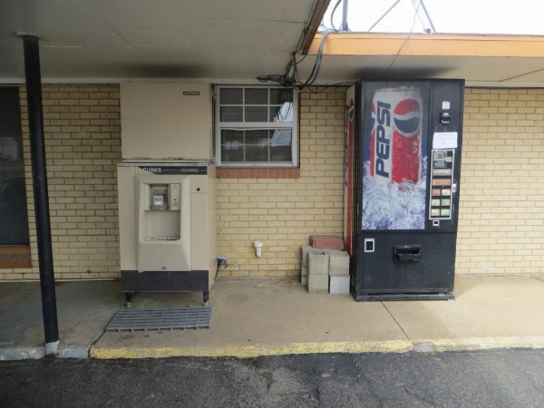 Traveler's Lodge image 17