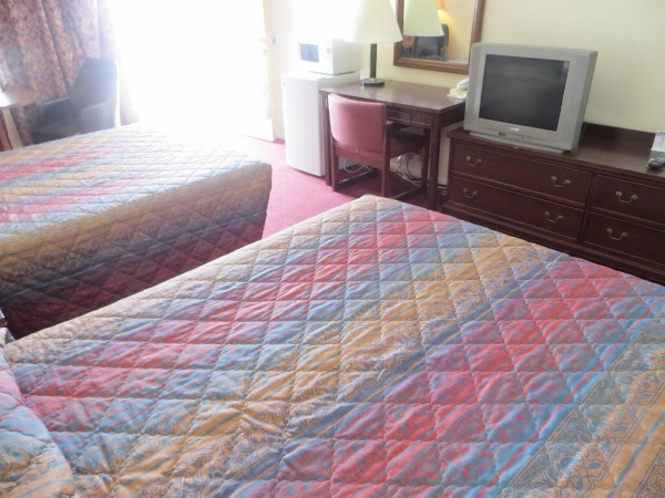 Traveler's Lodge image 7