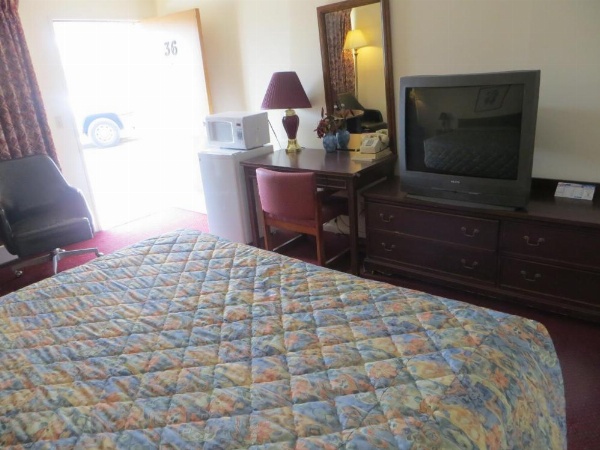 Traveler's Lodge image 8