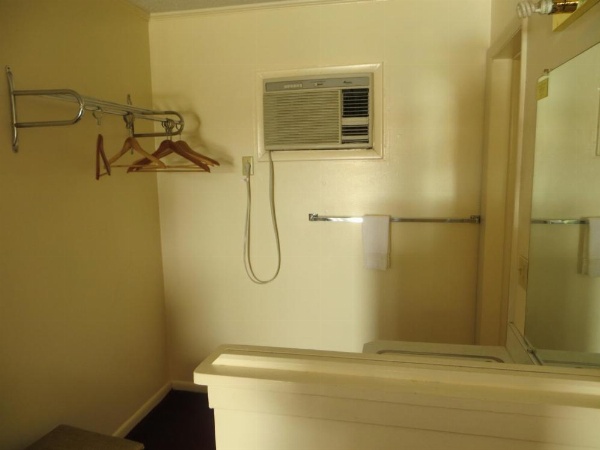 Traveler's Lodge image 9